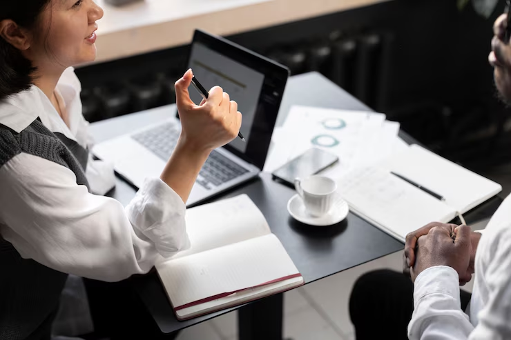 Person arbeitet am Computer mit Finanzdaten